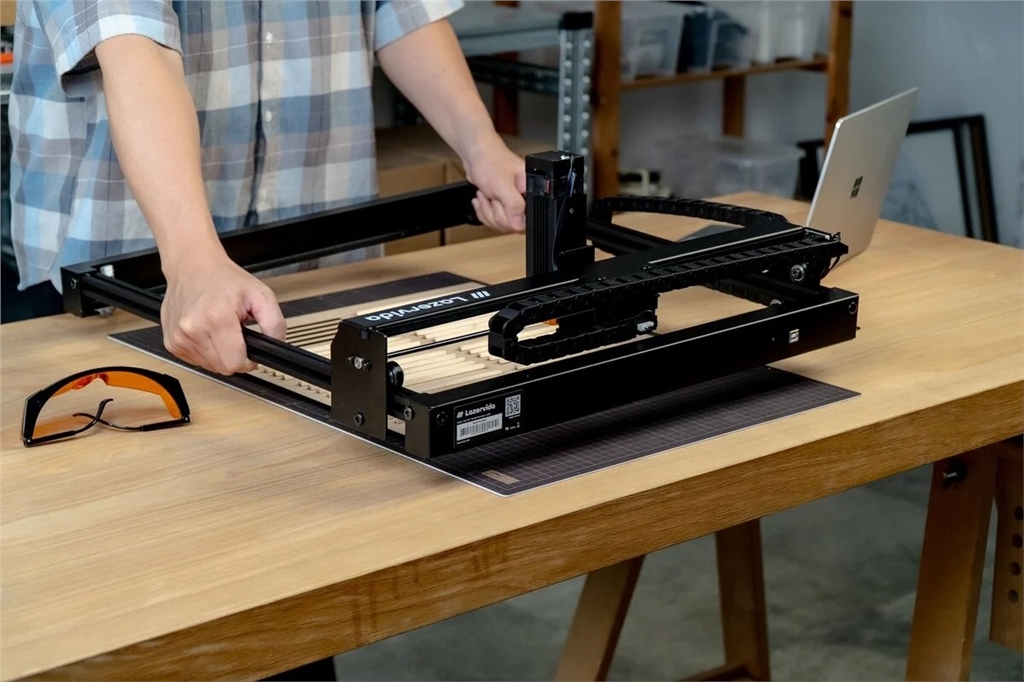 Lazervida 10W Diode Laser Cutter is light and large