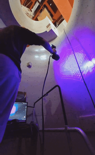 技術人員正在對木模內(nèi)部進行 3D 掃描