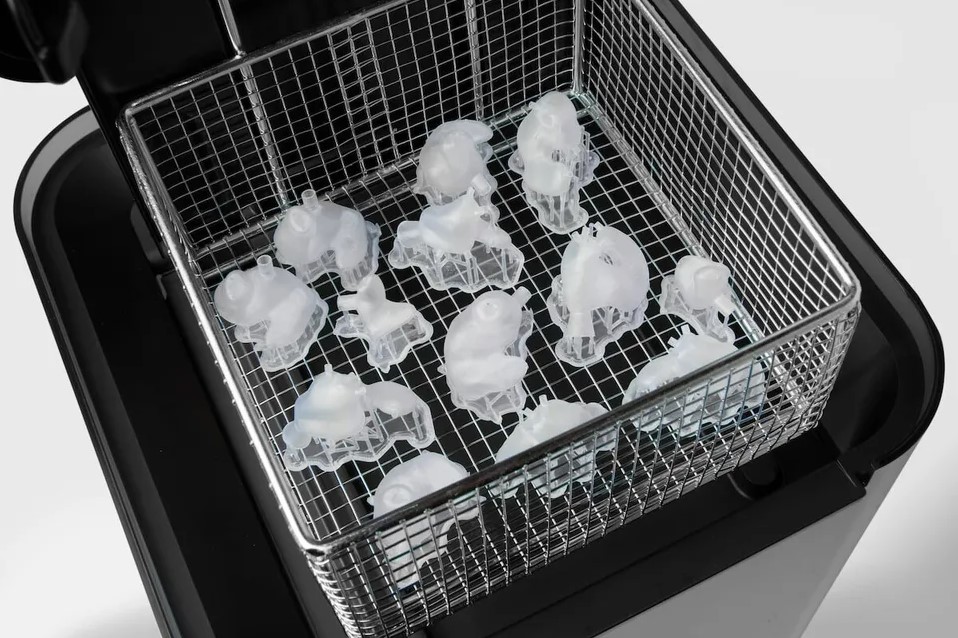 Formlabs 生產(chǎn)的部件正在 Form Wash 中清洗