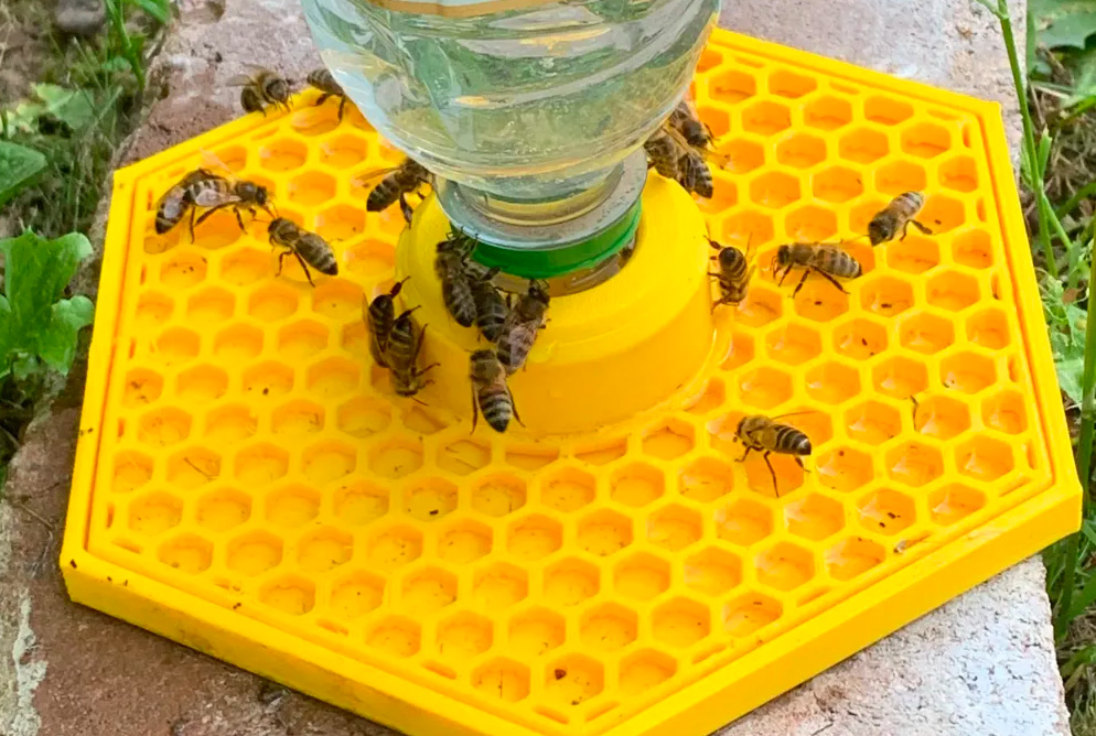 NicG 和 DavidP 在 Printables 設(shè)計(jì)的蜜蜂餵食器