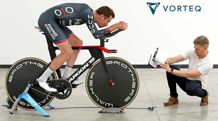 計(jì)量工程師 Sam Quilter 使用 Artec Leo 對騎士進(jìn)行 3D 掃描