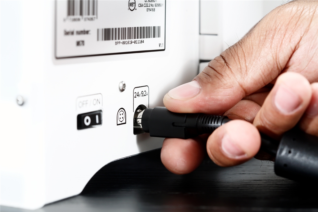 Connecting the power supply