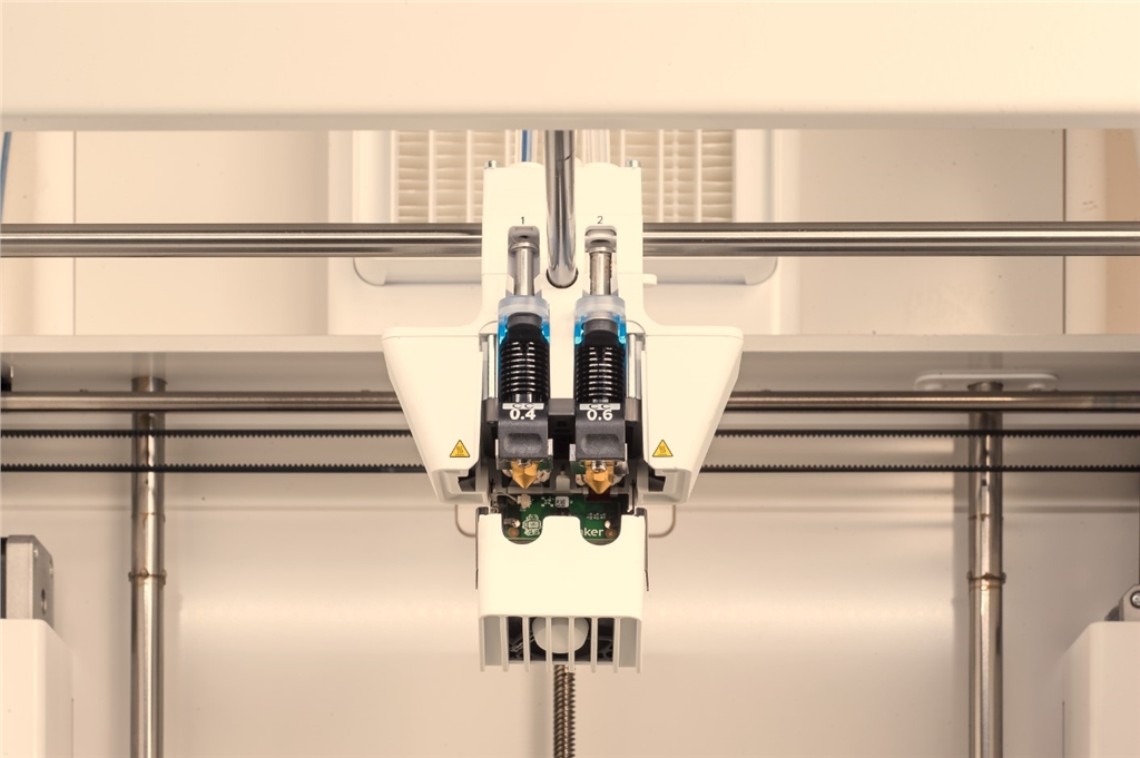 Ultimaker PET CF碳纖維在工具頭內(nèi)