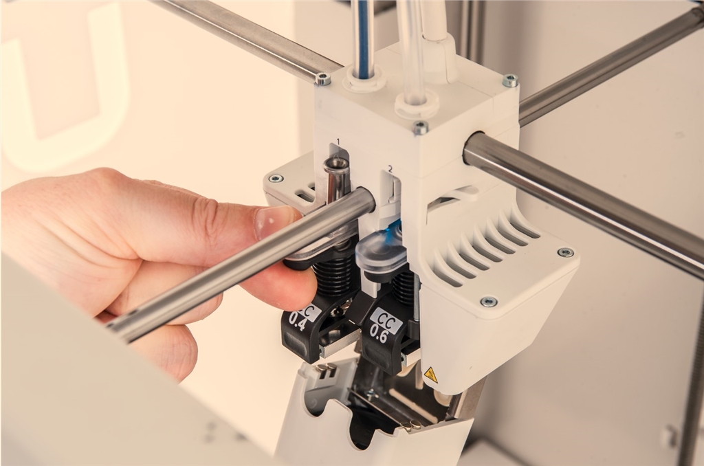 Ultimaker PET CF碳纖維在工具頭內(nèi)