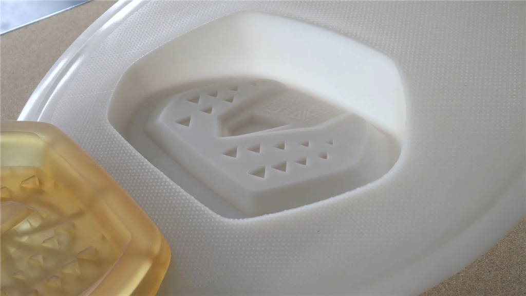 UHMW 生產(chǎn)堅固、耐磨的零件，具有低摩擦系數(shù)。