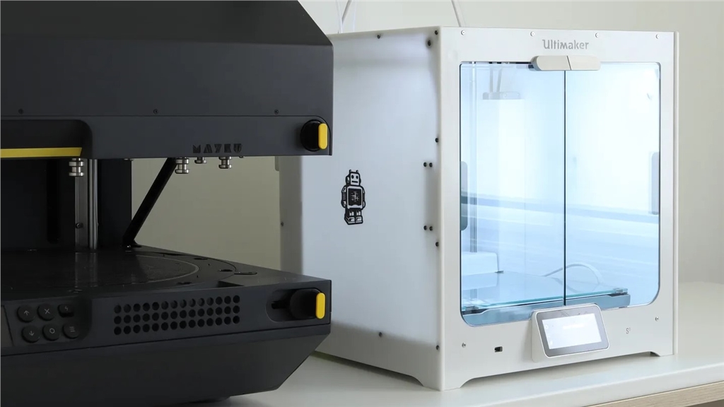 Mayku Multiplier 桌上型壓力成型機(jī) (左) 與 Ultimaker 3D 列印機(jī) (右) Mayku Multiplier 桌上型壓力成型機(jī) (左) 與 Ultimaker 3D 列印機(jī) (右)