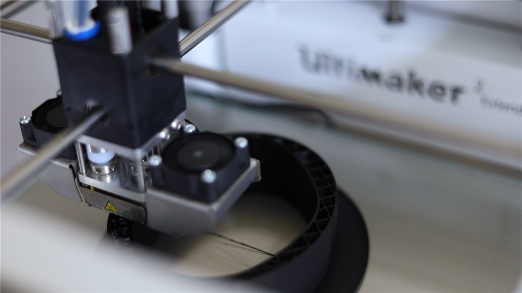 使用Ultimaker 列印機(jī)製作3D列印義肢中 使用Ultimaker 列印機(jī)製作3D列印義肢中