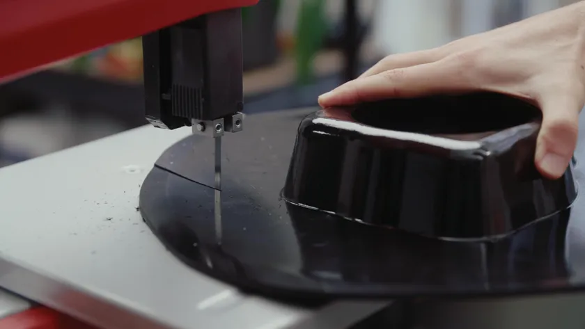 使用圓鋸對成型部件進(jìn)行後期處理