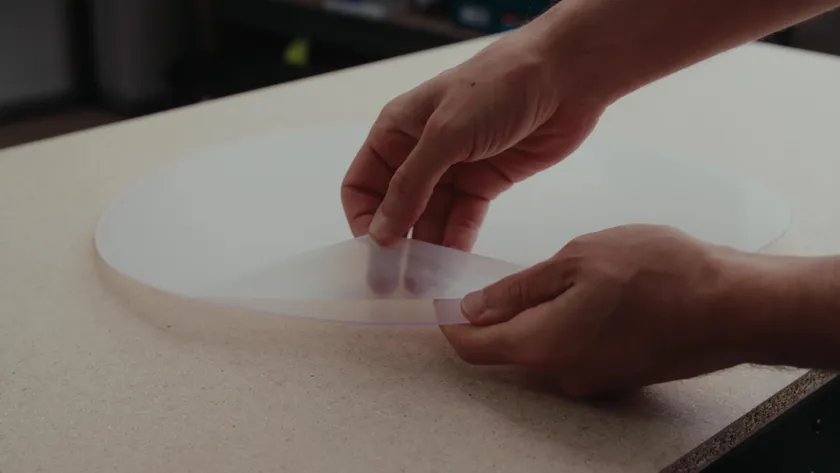 去除 PETG 材料片上的保護(hù)膜