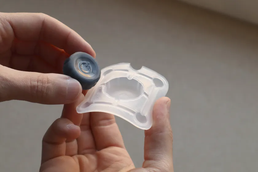 在 Mayku Multiplier 上，使用 EVA 材料片製作的柔軟模具