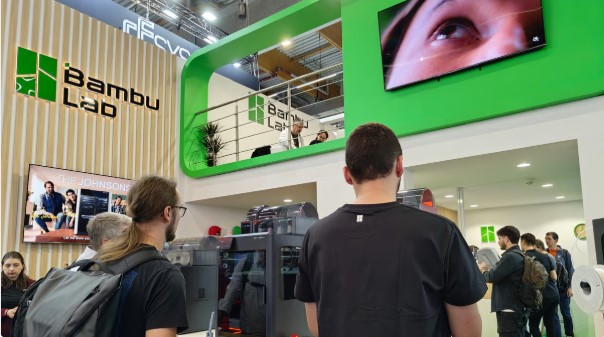 除了展示印表機(jī)外,該公司展位還展示了其用戶創(chuàng)作的優(yōu)秀設(shè)計作品