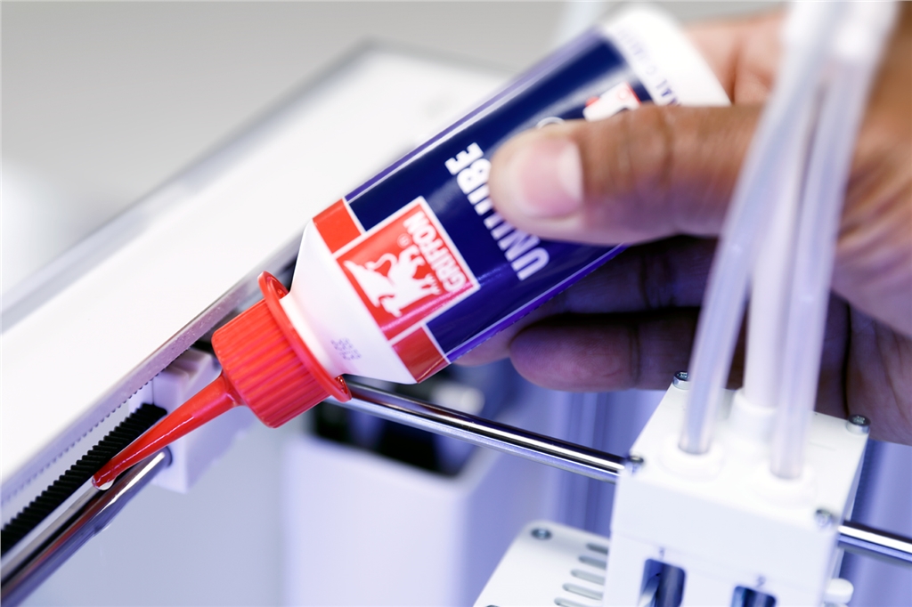 Lubricating the axles Lubricating the axles